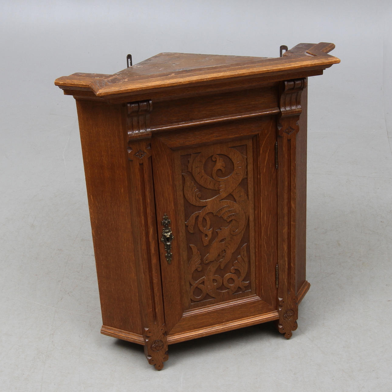 HÄNGSKÅP, för hörn ,omkring 1900.