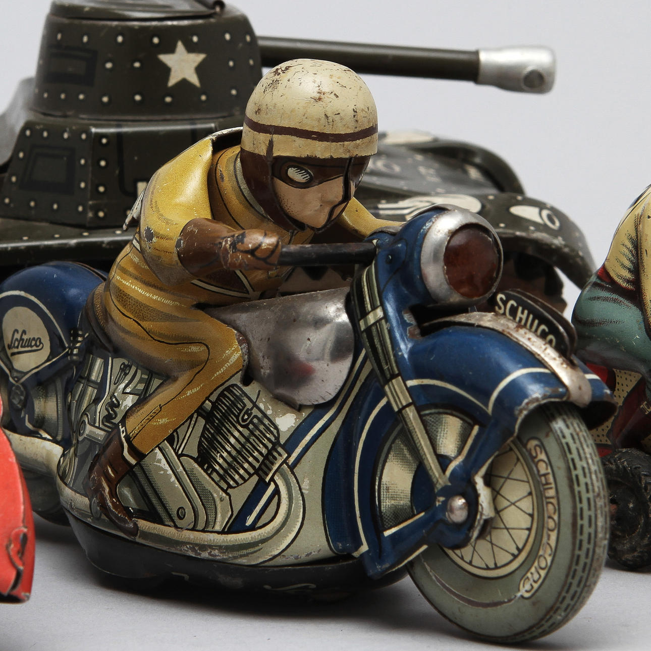 PLÅTLEKSAKER, 4 st, 1900-tal.