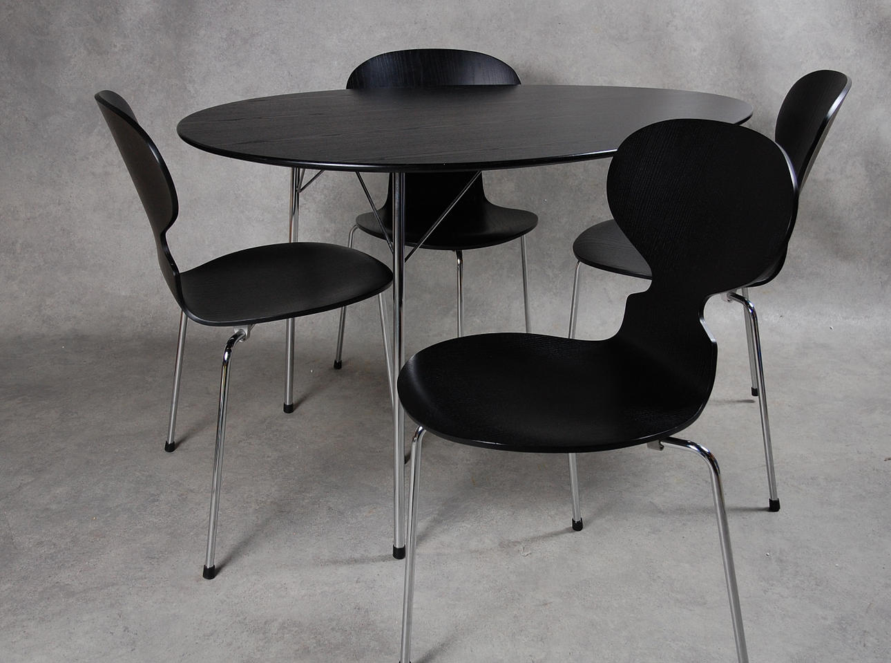 ARNE JACOBSEN. jubileumsmöblemang, 1902-2002, 6 delar, för Fritz Hansen, bord, modell 3603, 4 st stolar, " Myran " mod 3100, samt 1 st " Stelling pendel ".