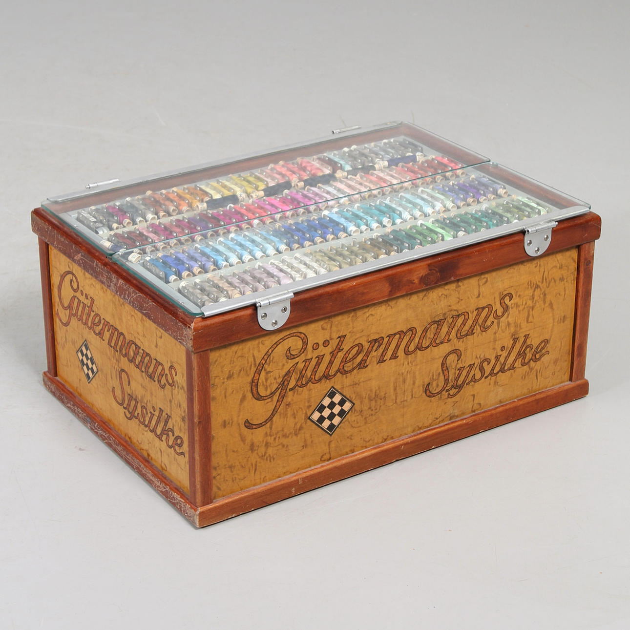 SCHATULL för SYSILKE, trä, Gutermanns sysilke, 1900-talets första hälft.