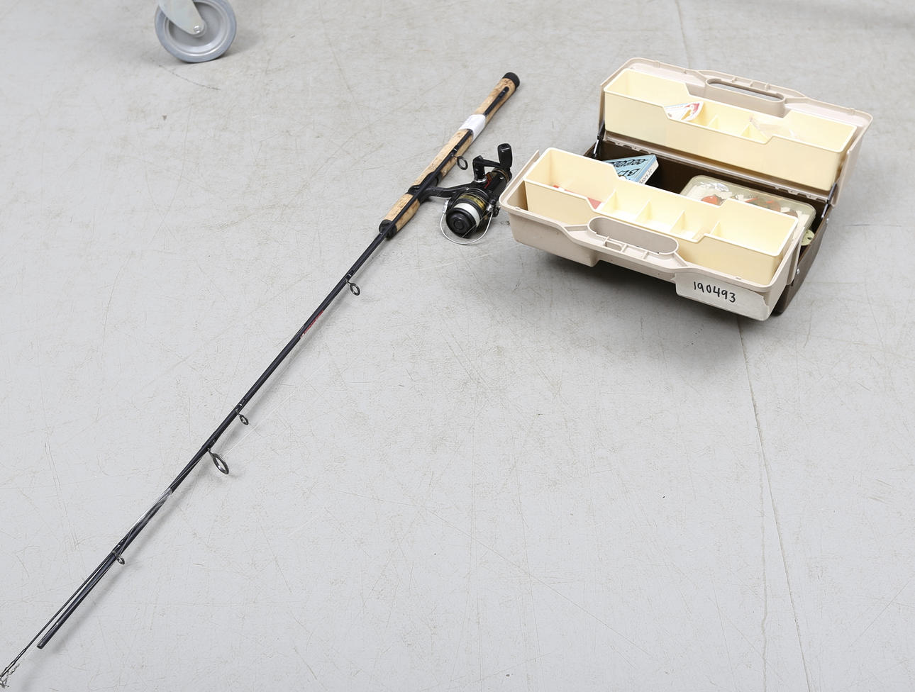 FISKEUTRUSTNING, Spö med rulle samt drag.