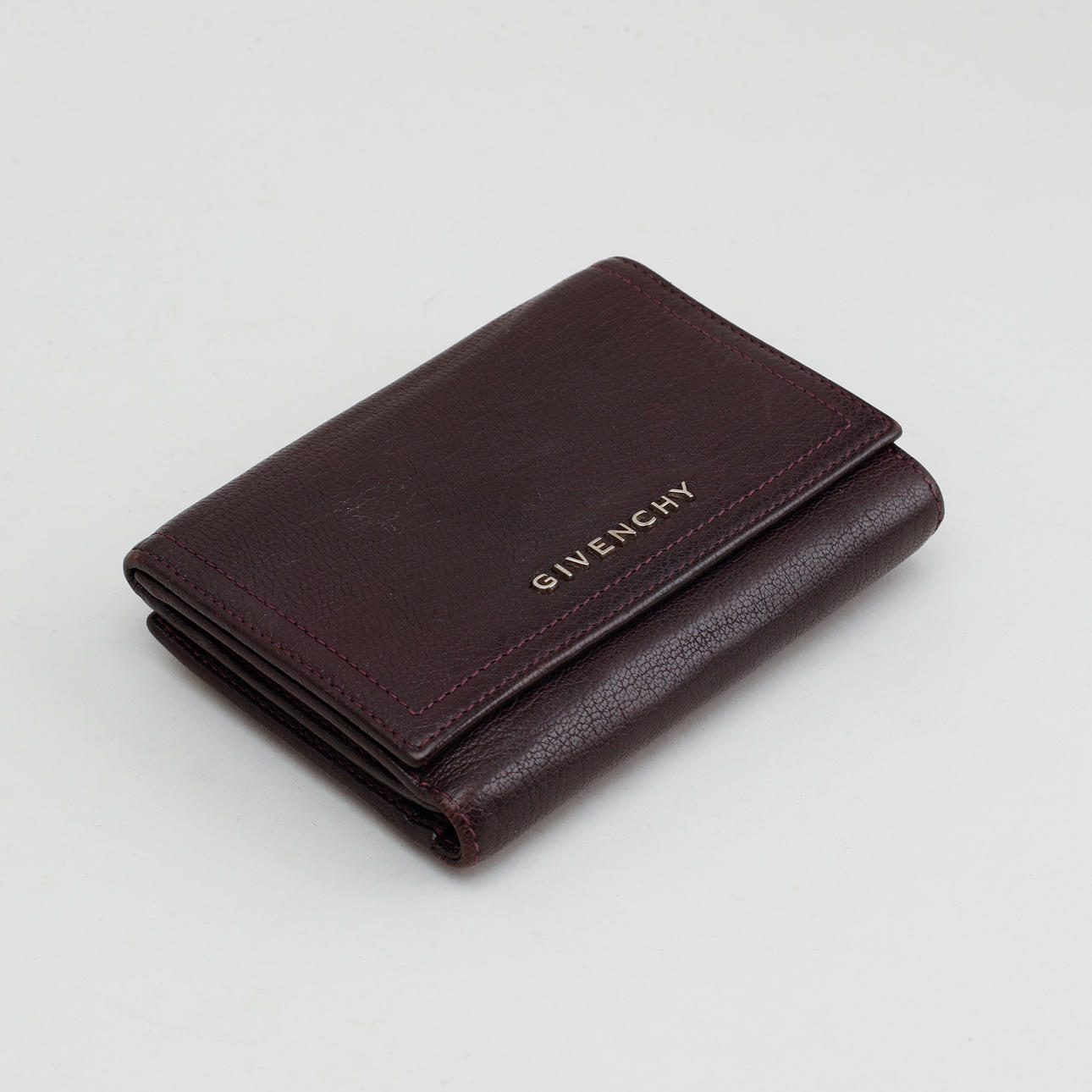 WALLET, Givenchy. Pandora.