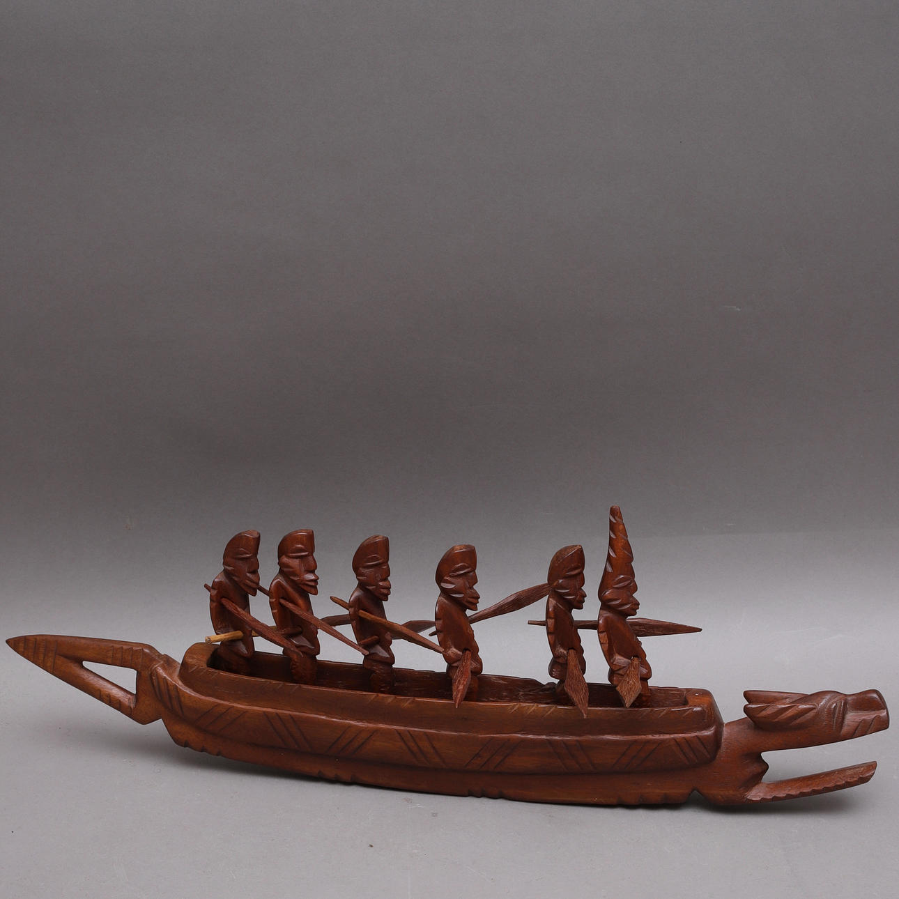 BOOT MIT RUDERERN, Afrika, Holz geschnitzt.