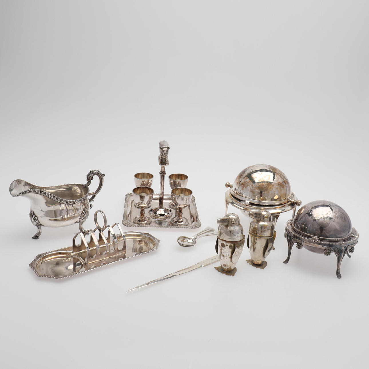 FÖREMÅL AV PLÄTER, SJU DELAR.