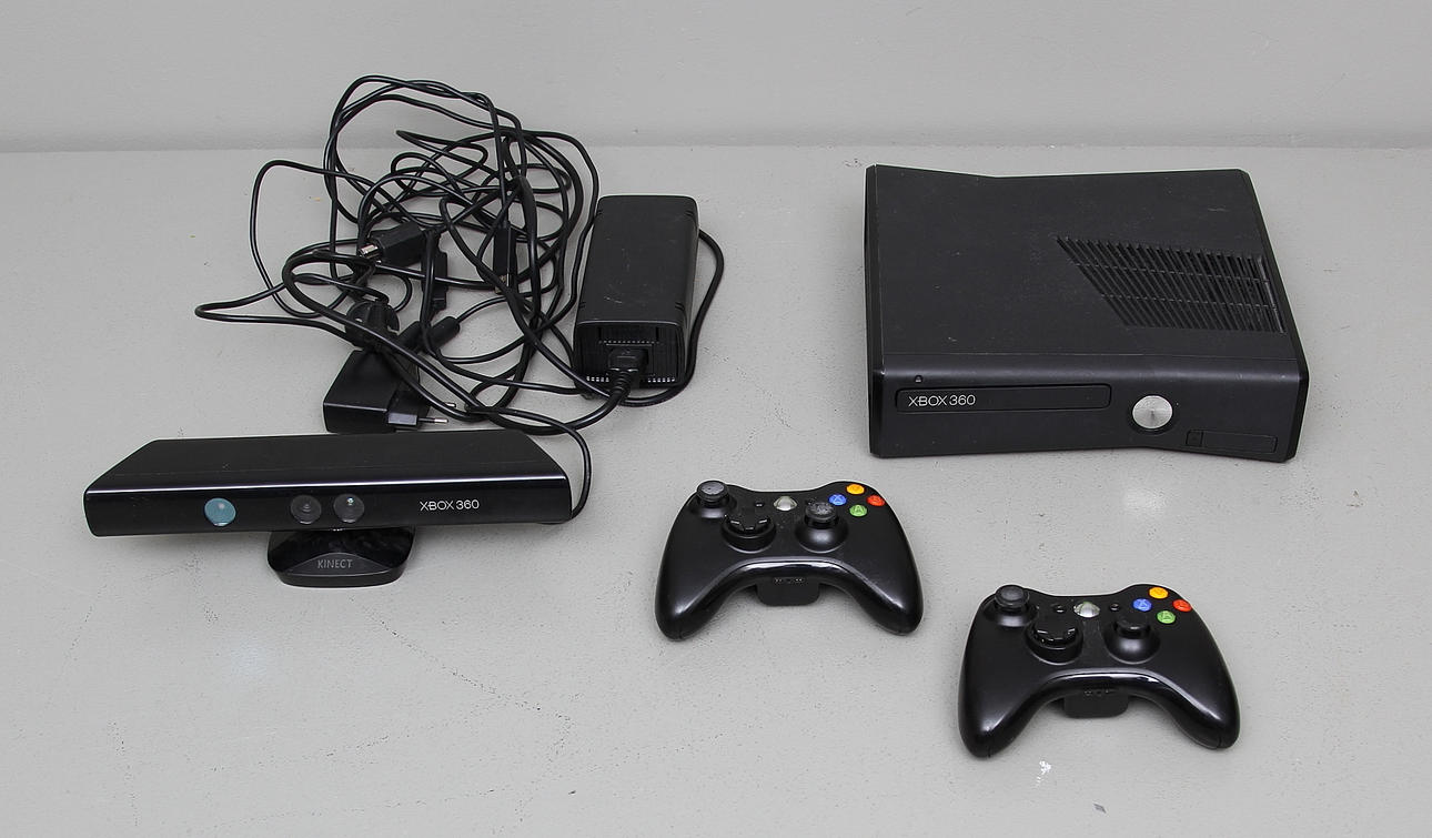 SPELKONSOL, 2 handkontroller, kinect Xbox 360 slim.