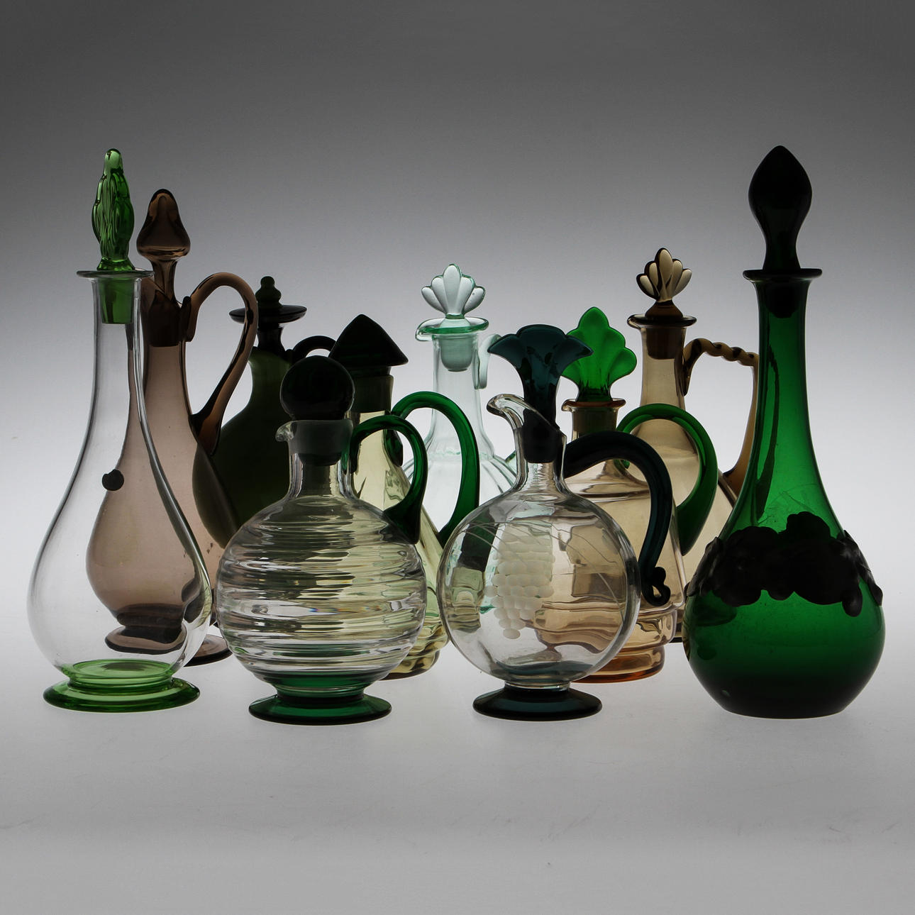 KARAFFER, 10 st olika, glas, 1900-tal.