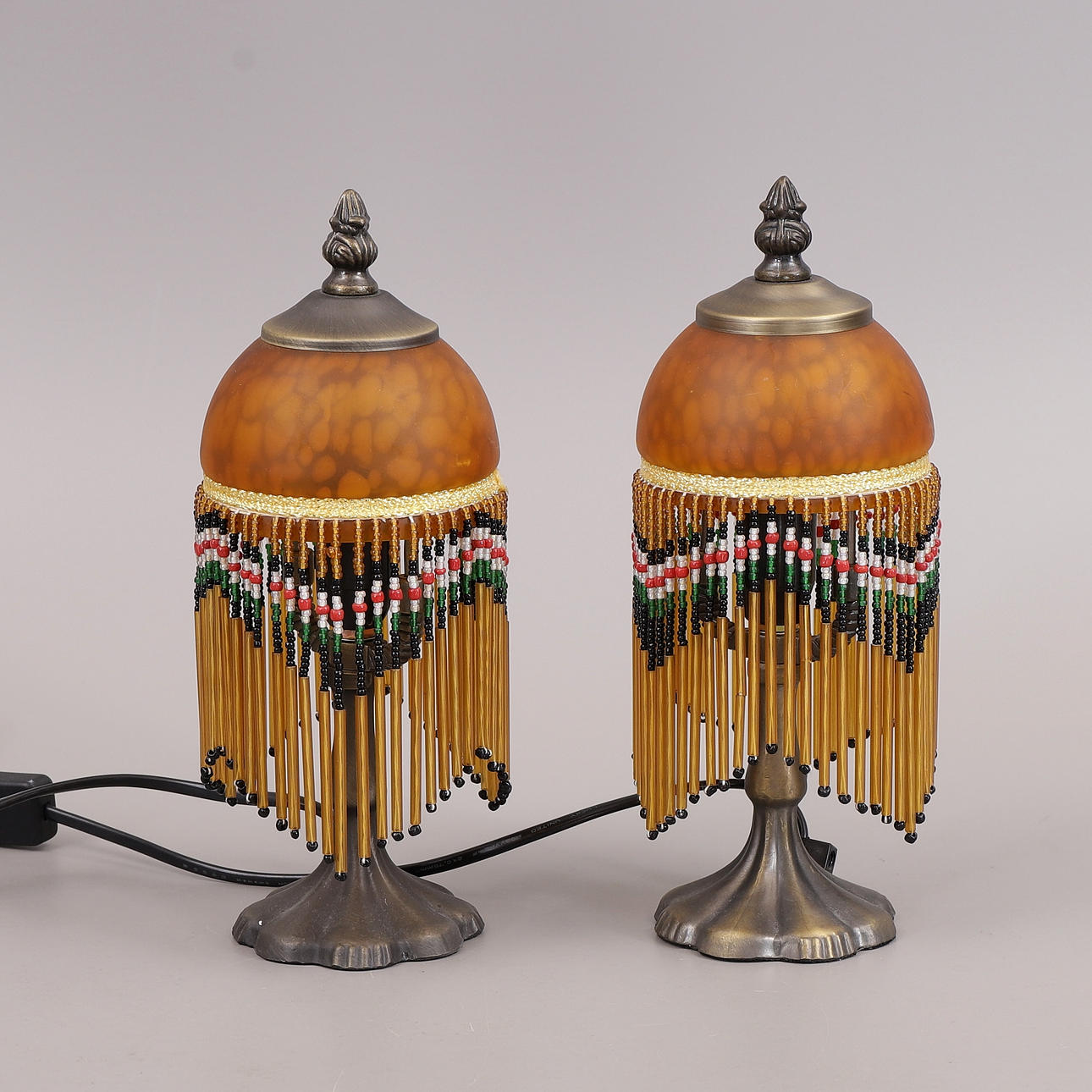 TISCHLAMPEN mit Perlfransen, ein Paar, Glas, Metall.