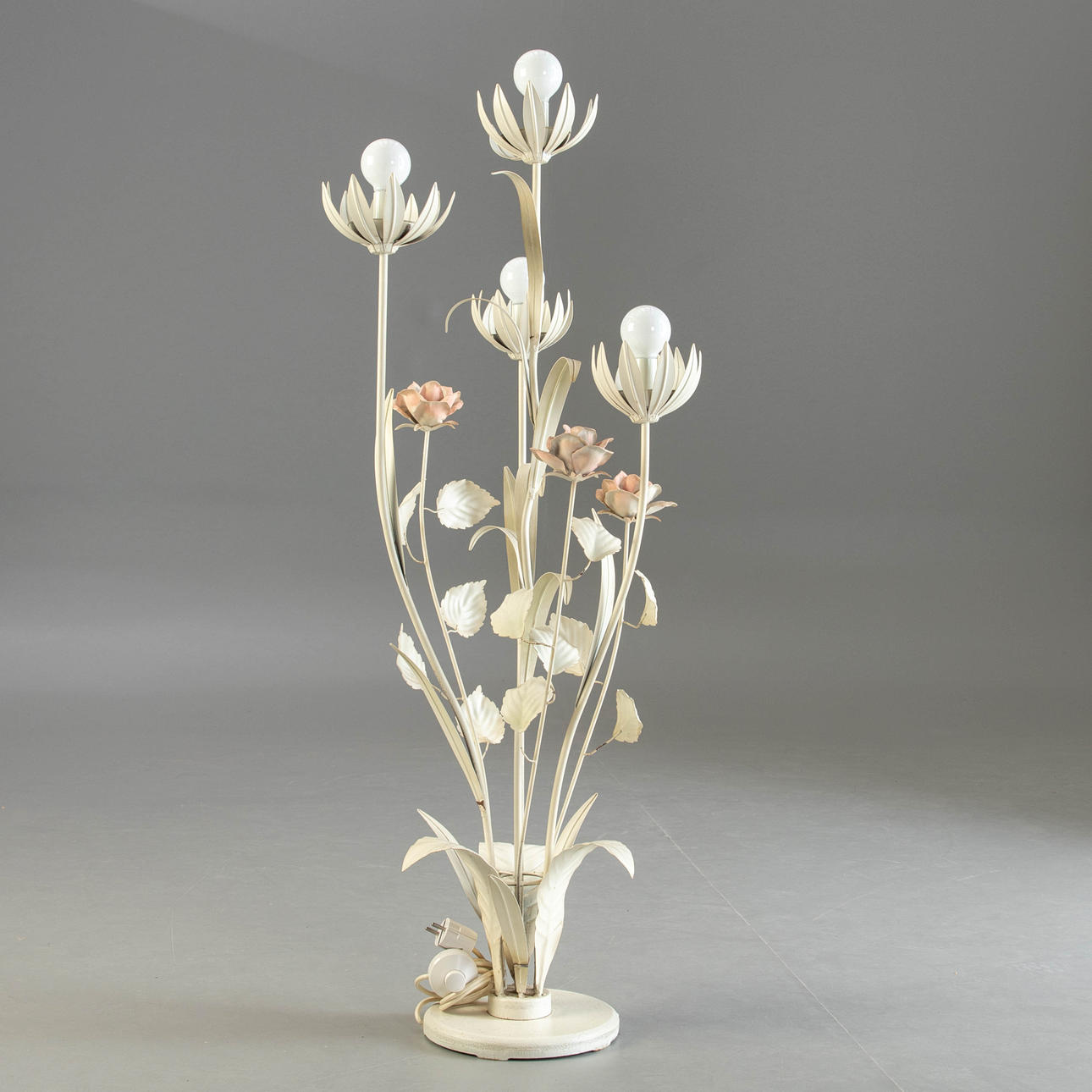 Lámpara de pie floral, estilo Hollywood Regency.