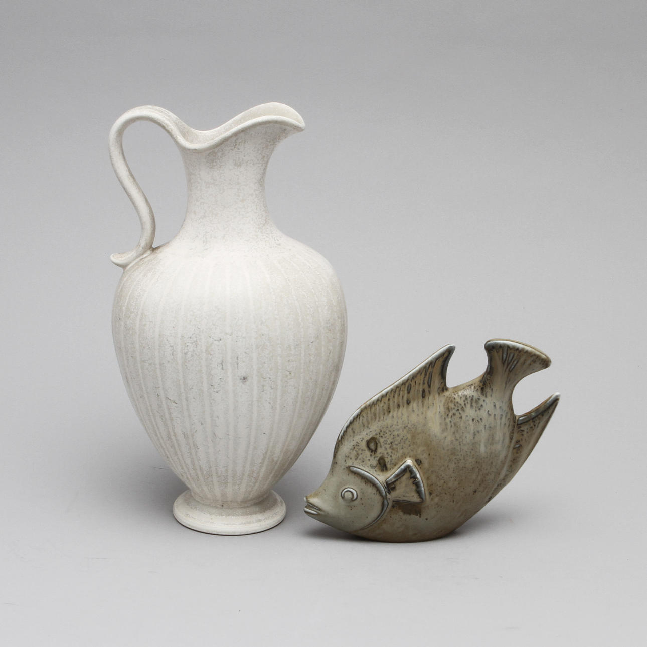 KANNA samt FIGUR i form av fisk, stengods. Gunnar Nylund för Rörstrand.