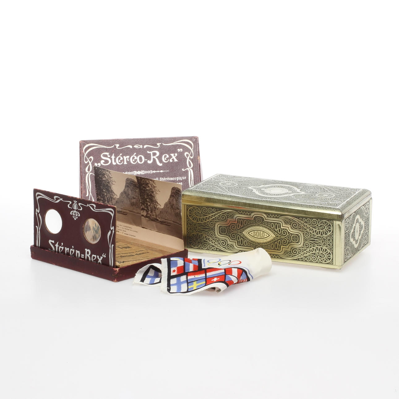 PARTI KURIOSA, 3 delar, Stereoskop, plåtburk samt OS-näsduk.