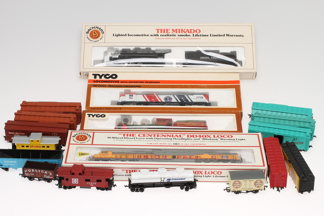 MODELLTÅG U.S.A. BACHMANN, TYCO med flera. 4 lok i originalkartonger och 14 vagnar.