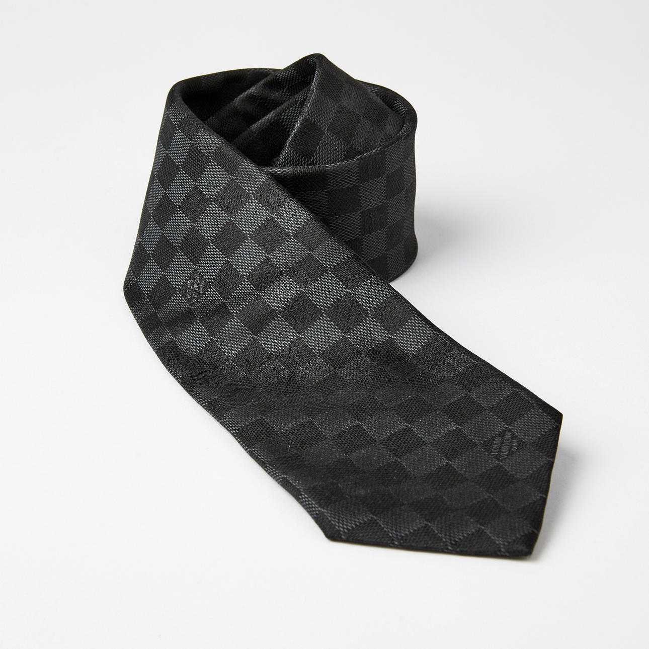 LOUIS VUITTON, tie in black checkered silk.