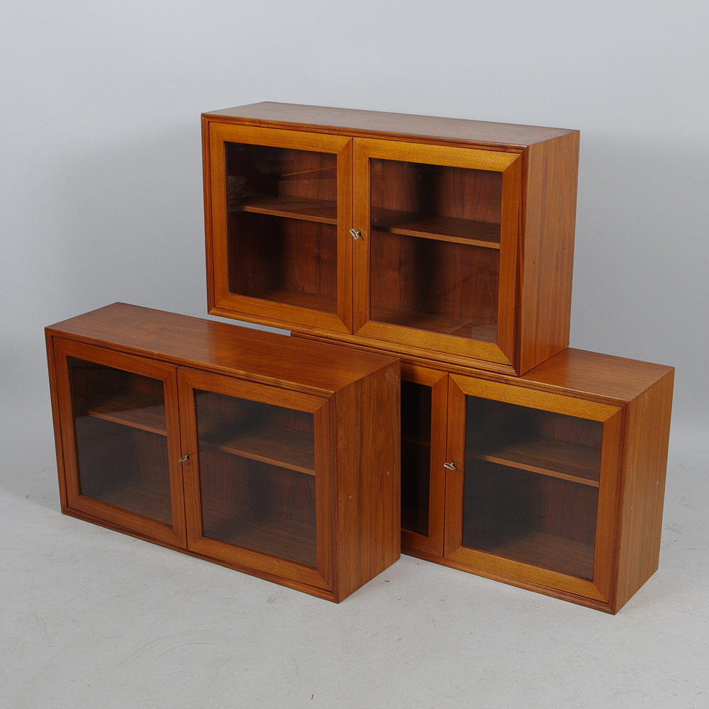 VÄGGVITRINSKÅP, 3 stycken, mahogny, 1900-talets mitt.