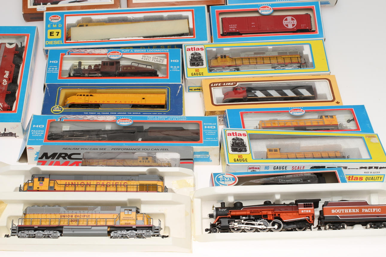 MODELLTÅG U.S.A. 14 lok och 4 vagnar i originalkartonger. ATLAS, ModelPower, AHM, TYCO med flera.