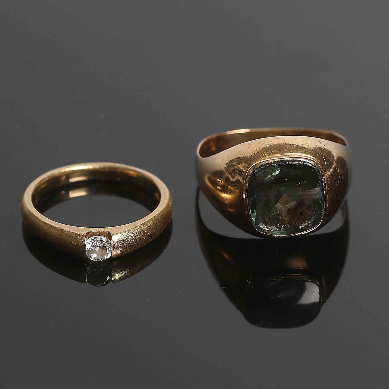 RINGAR, 2 st, bl.a. klackring, 18 karat. 11 gram.