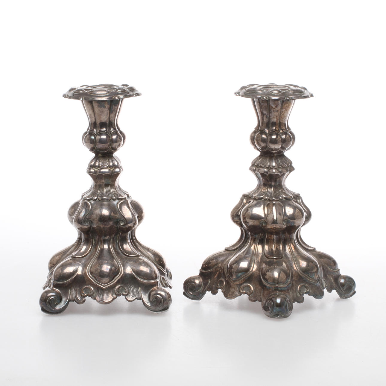 LJUSSTAKAR, ett par, nysilver, rokokostil.