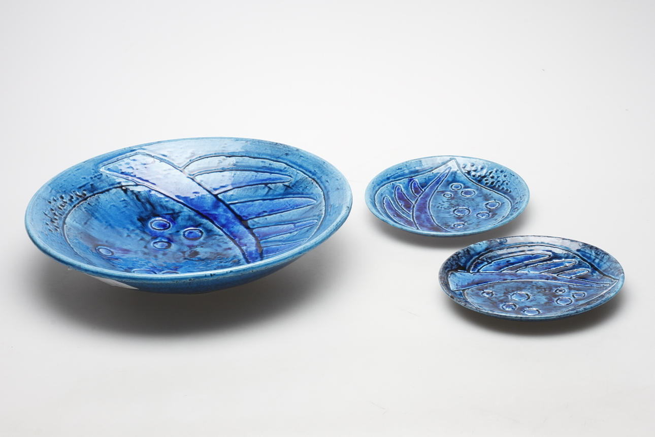 SKÅLFAT samt 2 ASSIETTER, chamotte, Charlotte Hamilton, Rörstrand.