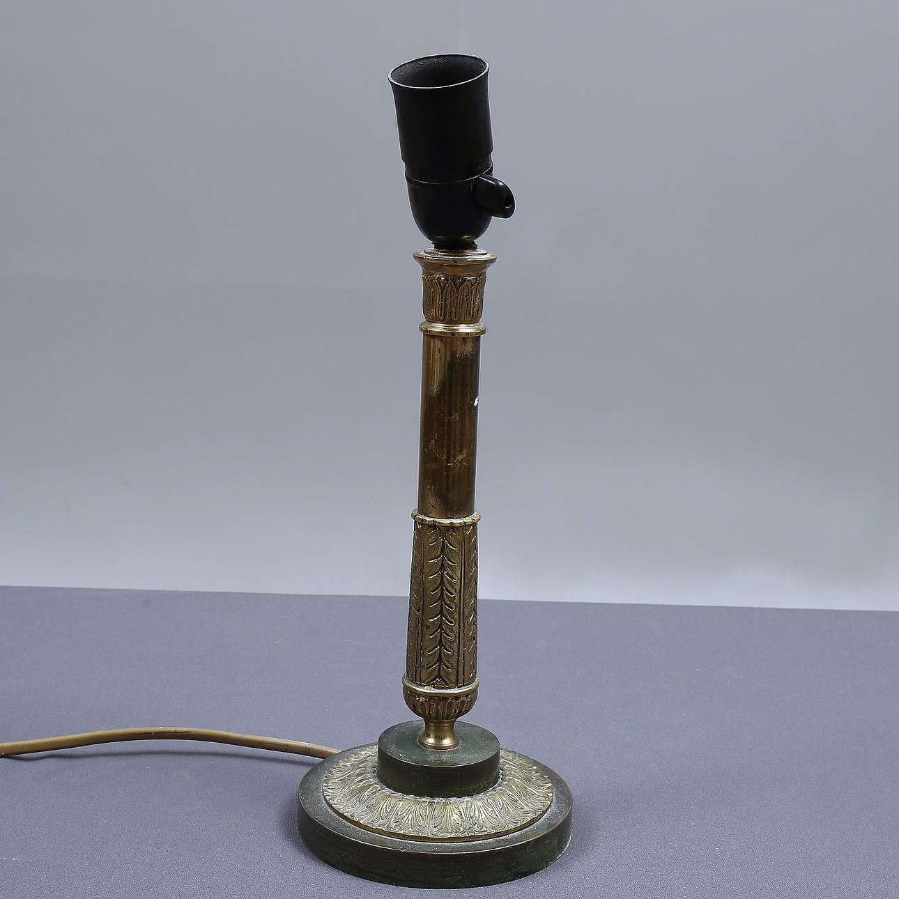 LAMPARA BRUSH, bronce, estilo imperio, siglo XX.