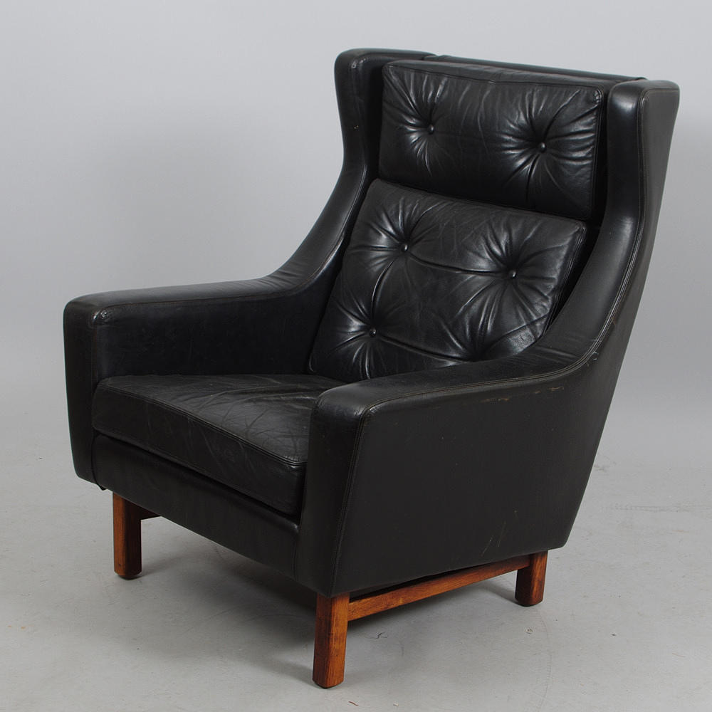 FÅTÖLJ, svart skinn.