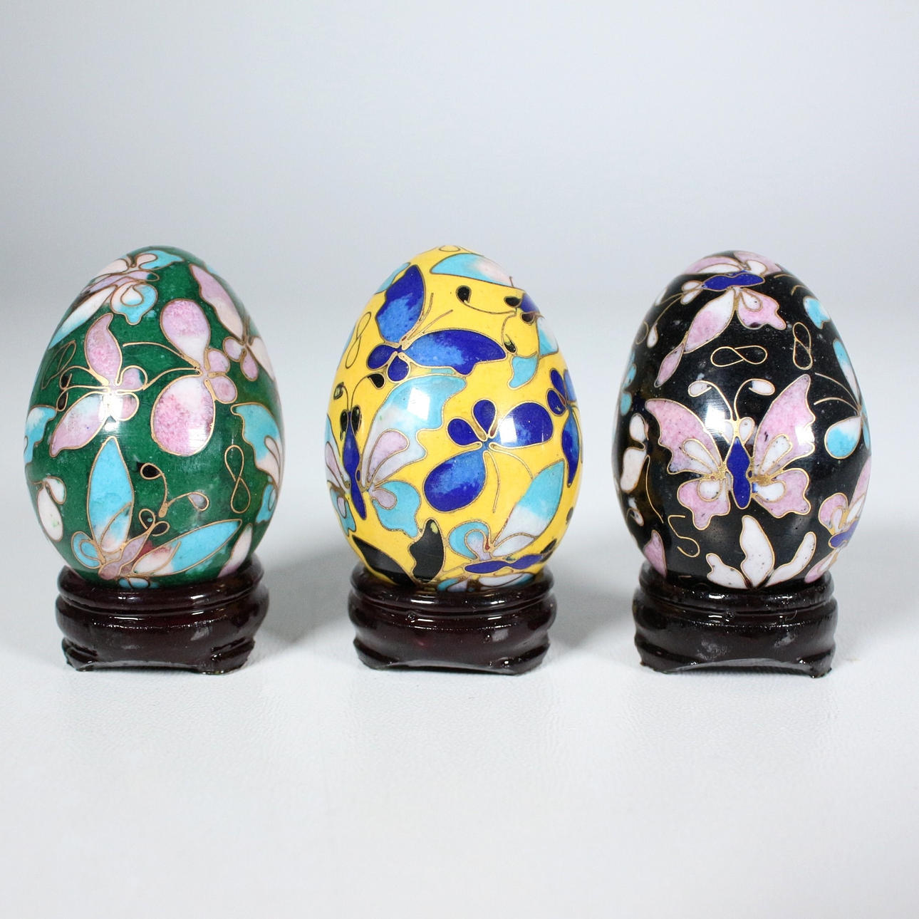 Cloisonné ägg, med träbas, Kina, 3 bitar.