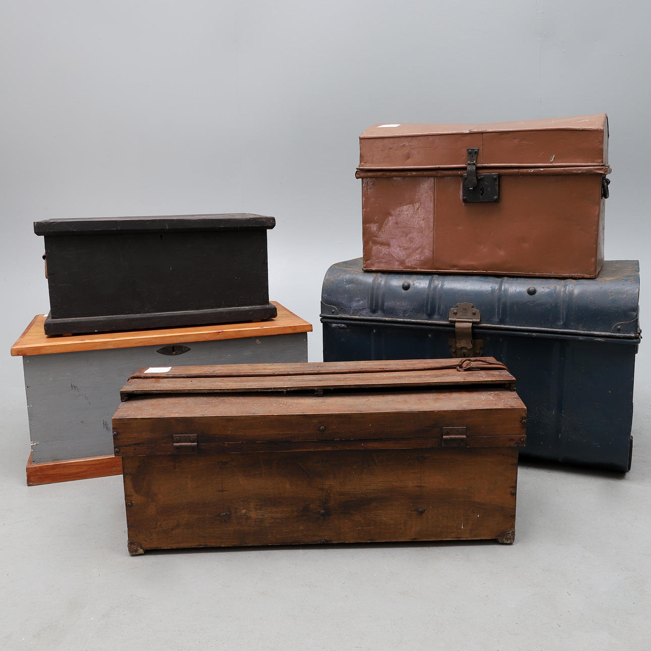 EN VINTAGE BLÅ METALL TRUNK.