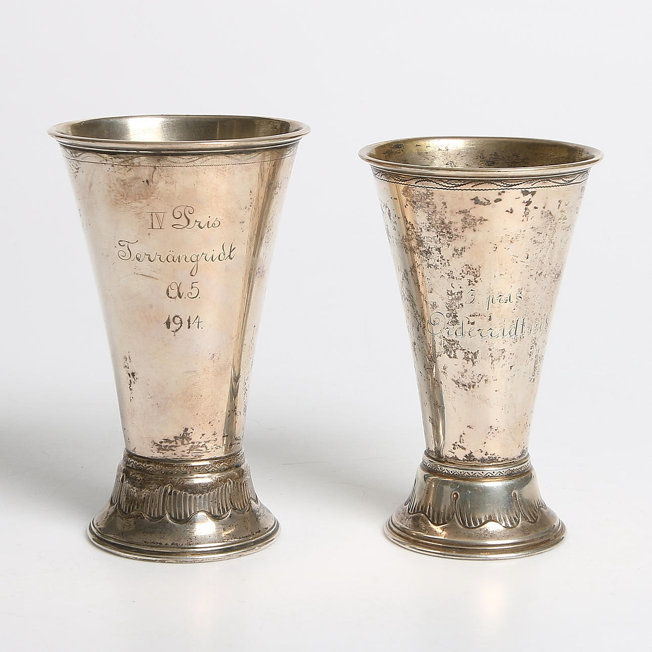 BÄGARE, 2 st, silver, 1900-talets första kvartal. Vikt 217 gram.