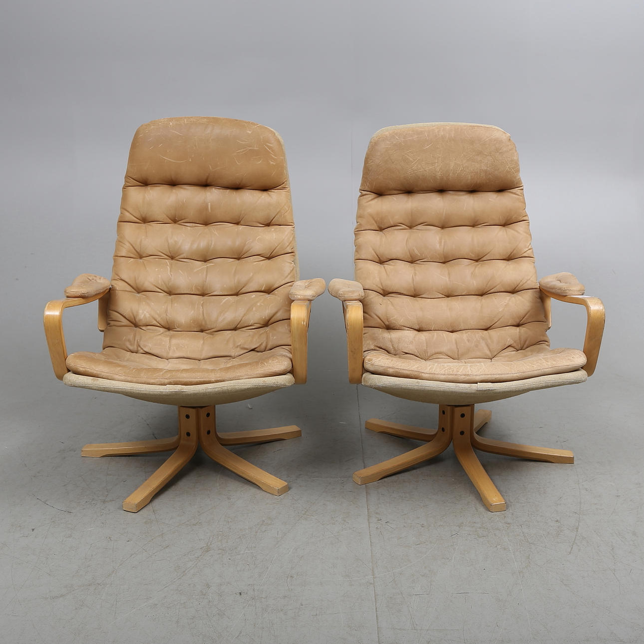 SNURRFÅTÖLJER, ett par, Dux, 1970-tal.