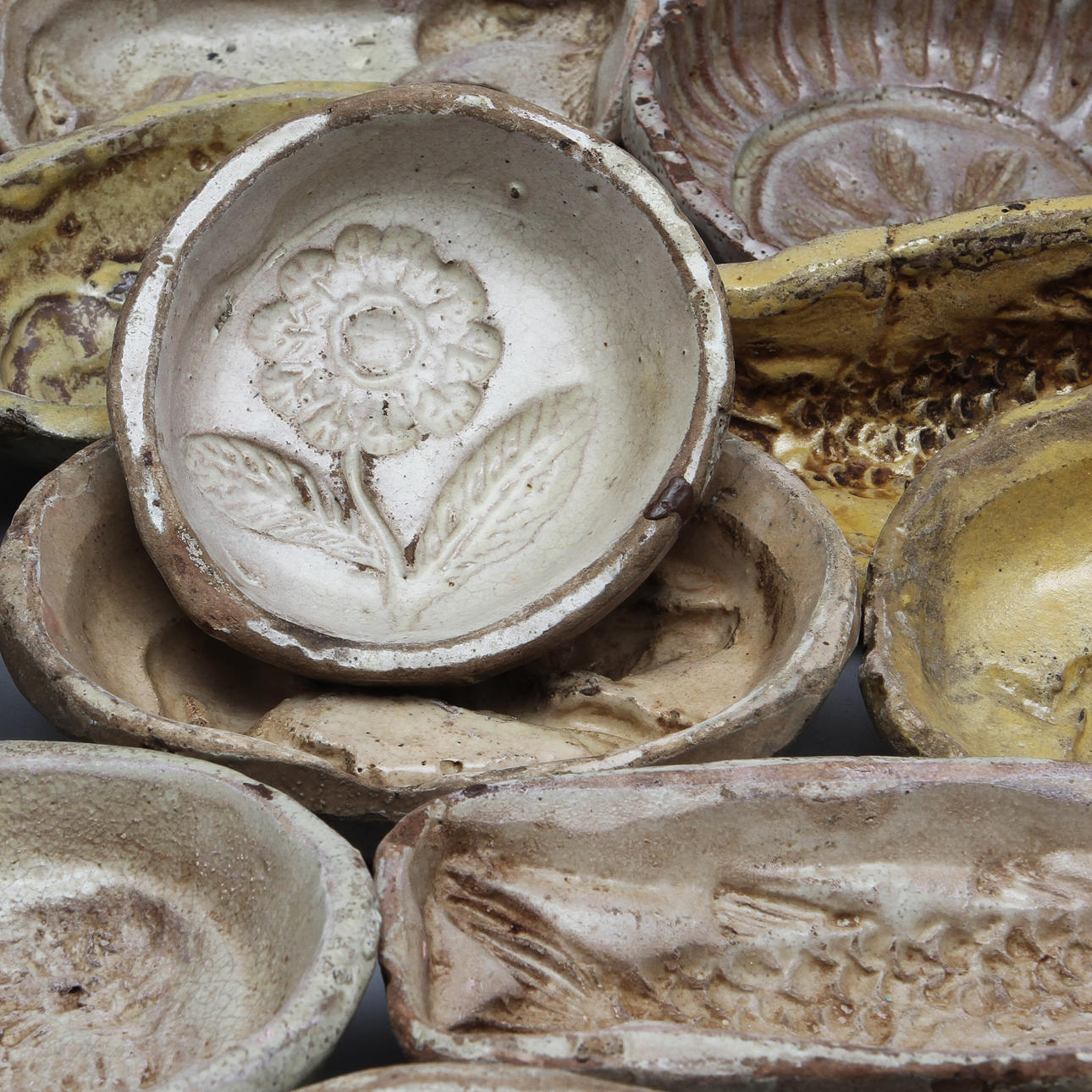 SMÖRFORMAR, 18 st, lergods, möjligen Italien, 1800-tal.