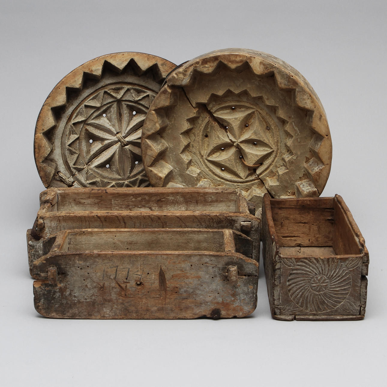 ÄGGOST samt OSTKAKEFORMAR, 5 st, trä, 1800-tal.
