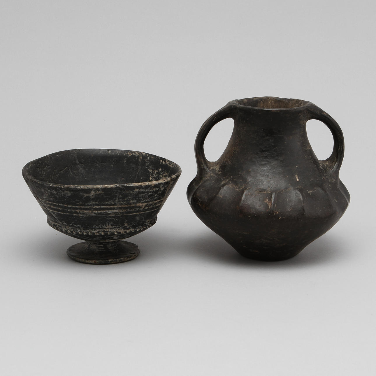 SKÅL samt AMFORA, lergods, troligen Etruskiska.