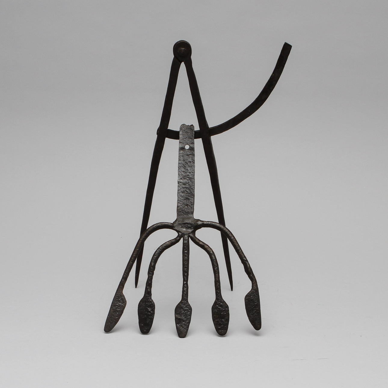 LJUSTER samt PASSARE, gjutjärn, 1800-tal.