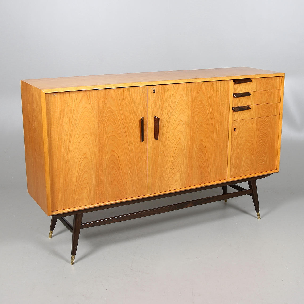 SIDEBOARD, 1900-talets mitt.