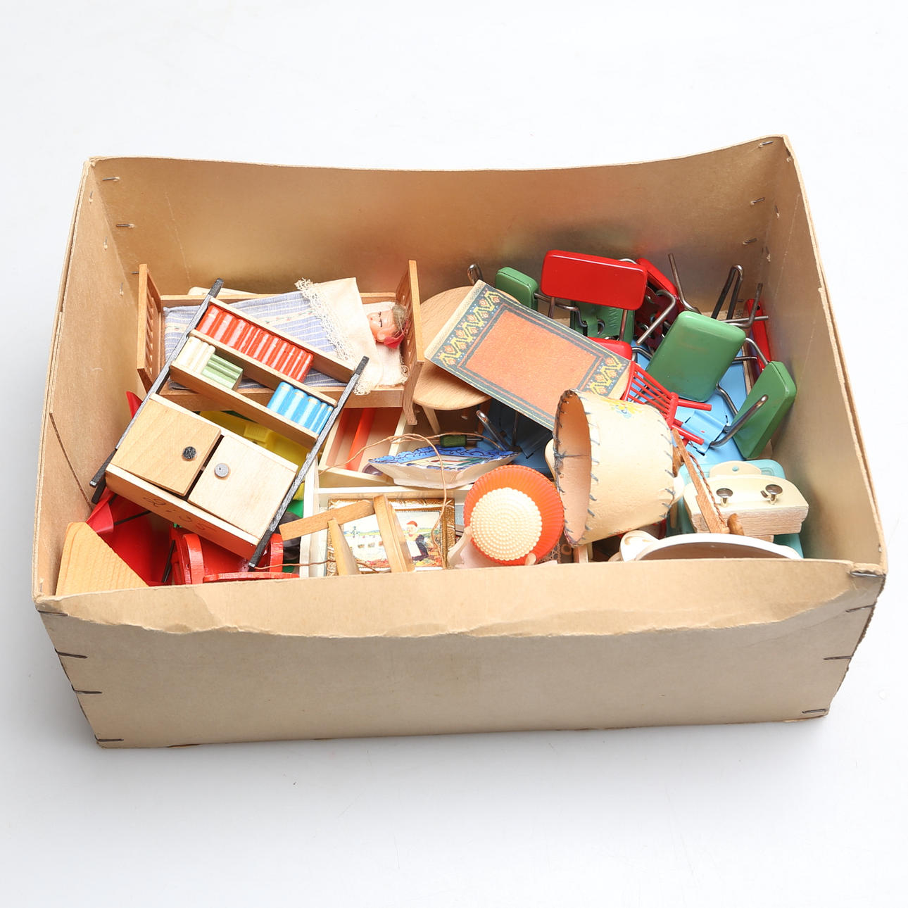 DOCKMÖBLER, stor mängd i låda, 1900-tal.