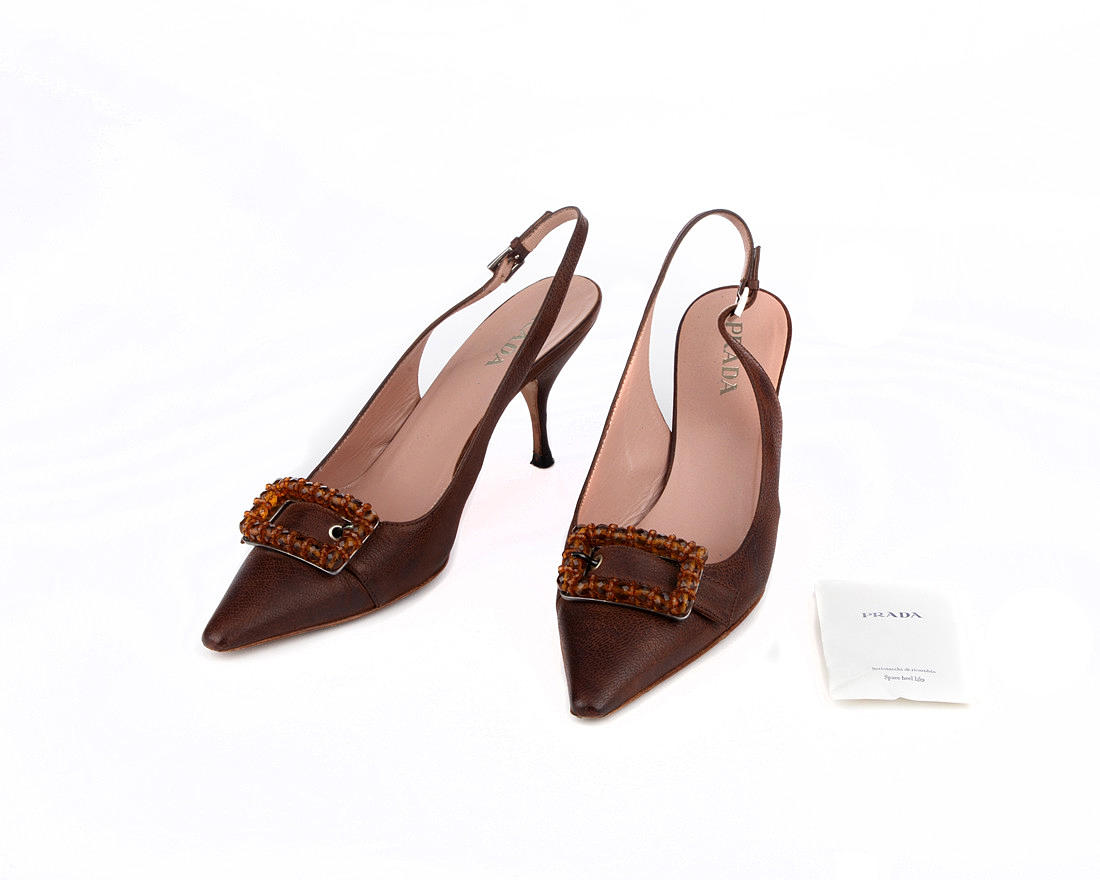 PRADA. Elegante braune Pumps mit Pfennigabsatz.