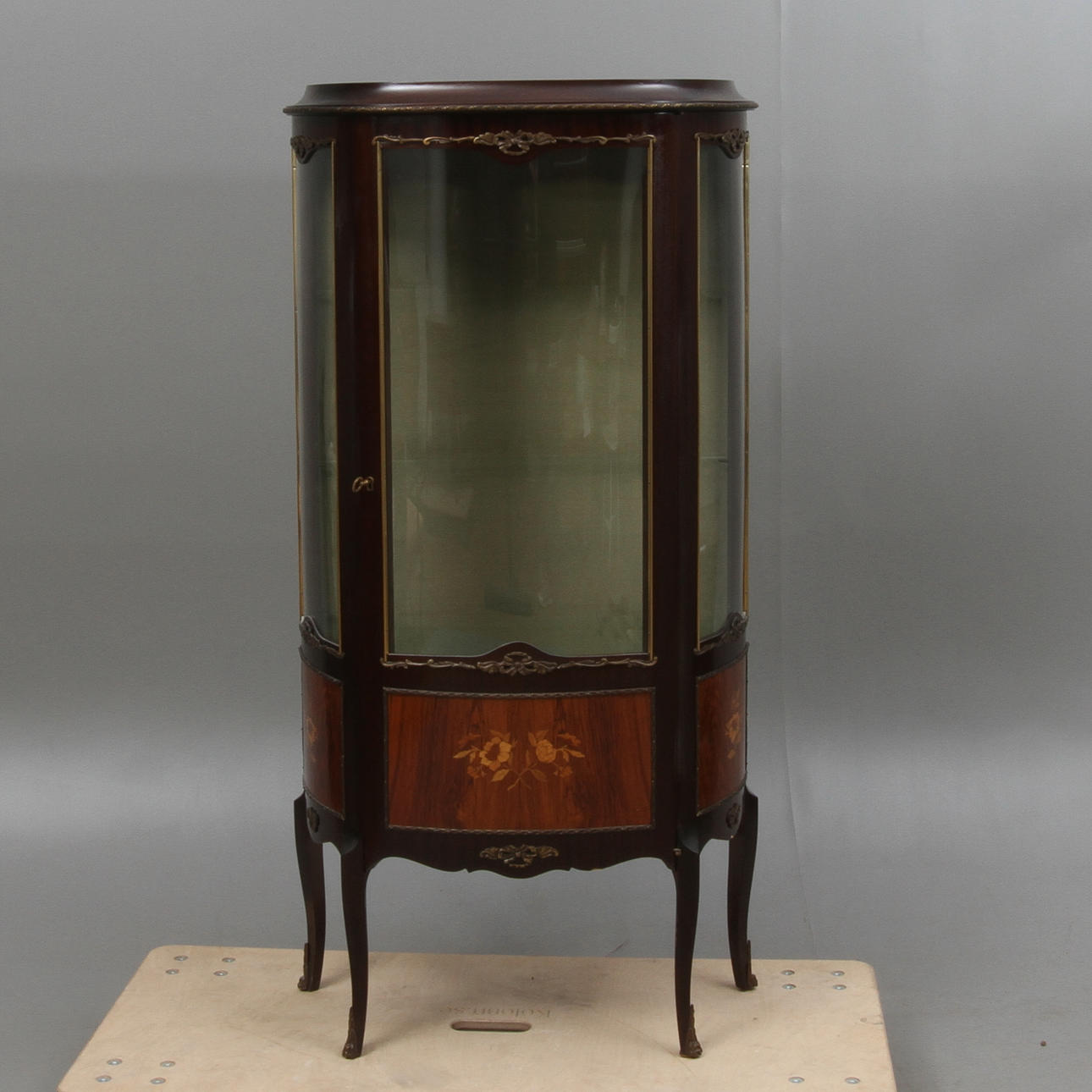 VITRINSKÅP, Louise XVI-stil, 1900-tal.