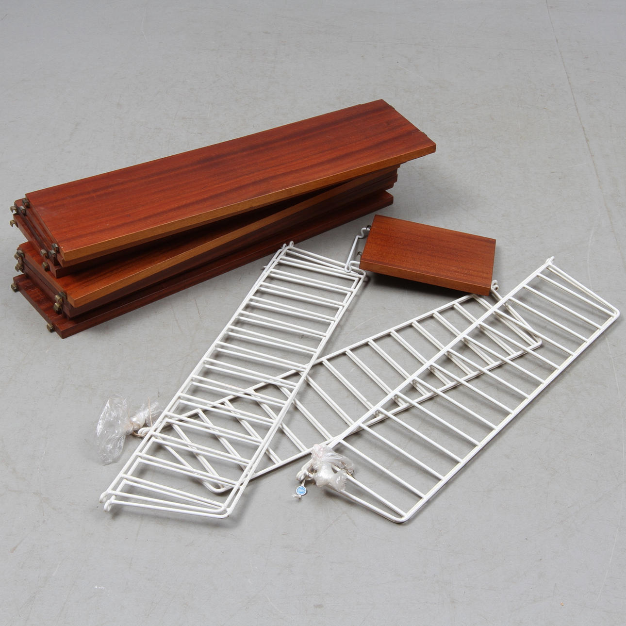 VÄGGHYLLOR, 3 st, delvis etikettmärkta "String Populär" och "String Sweden". 1900-tal.