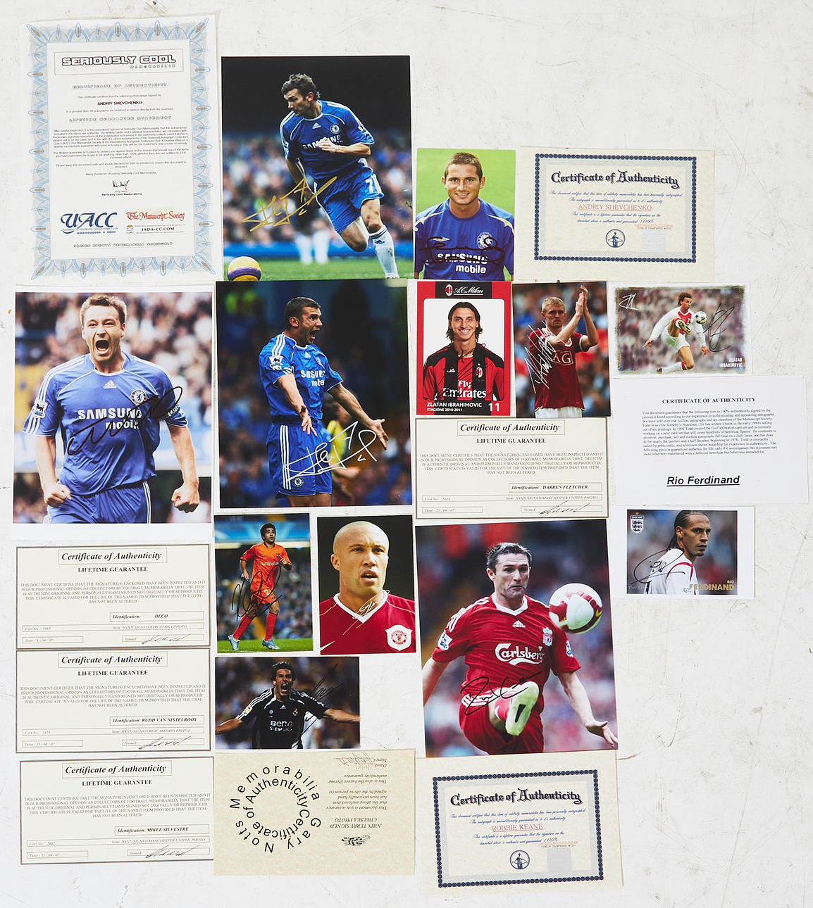 Fotboll kort med autografer.