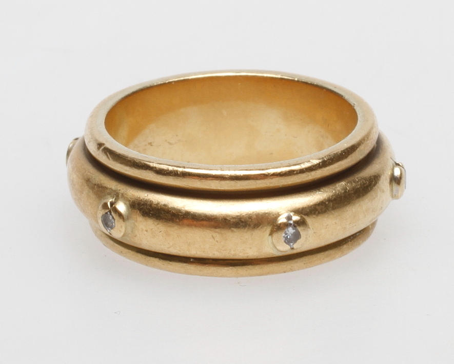 RING, 18k guld, med stenar, total vikt ca 9 gr.