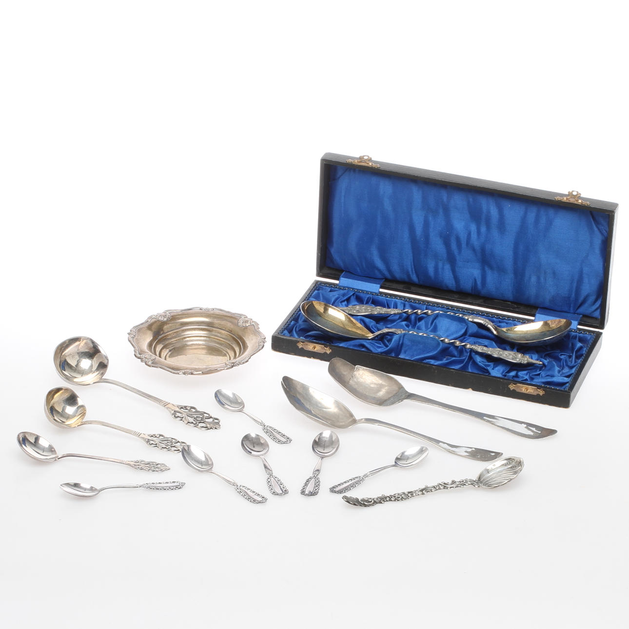 PARTI SILVER, 15 delar, mestadels skedar, bland annat mockaskedar, "Carmen" GAB, 1800-1900-tal.