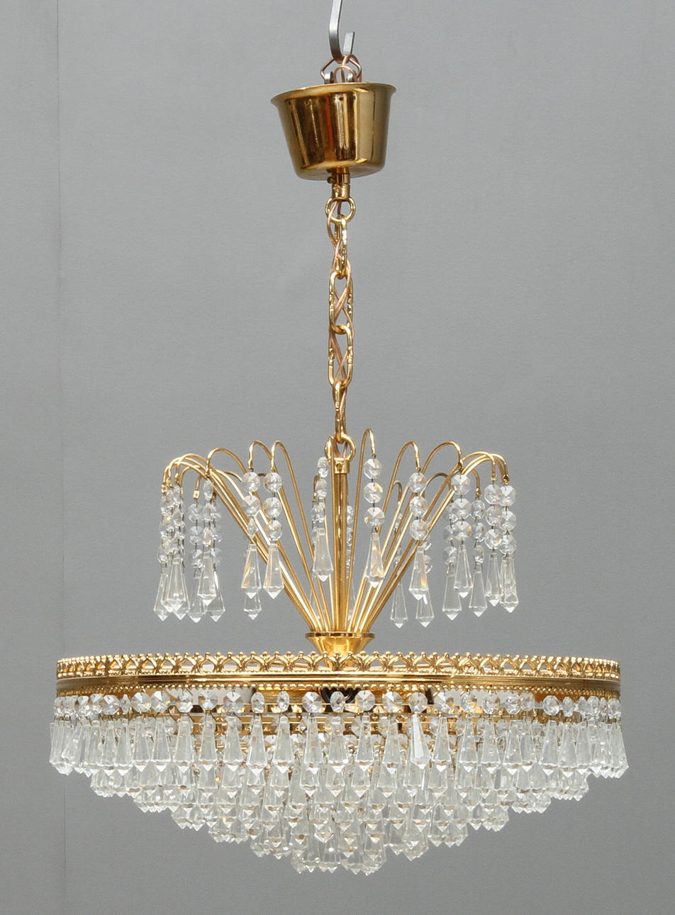 LJUSKRONA, plafondmodell, behängd med prismor, 1900-tal.