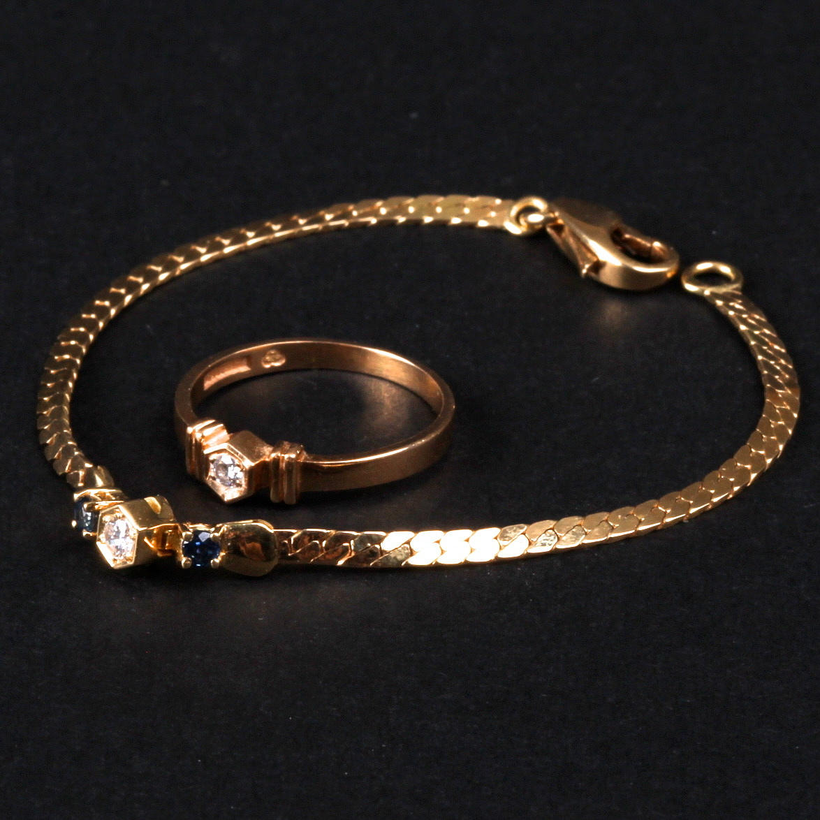 ARMBAND, samt ring, 18 k, med safirer och briljanter, Gustaf Dahlgren & Co, 1986.