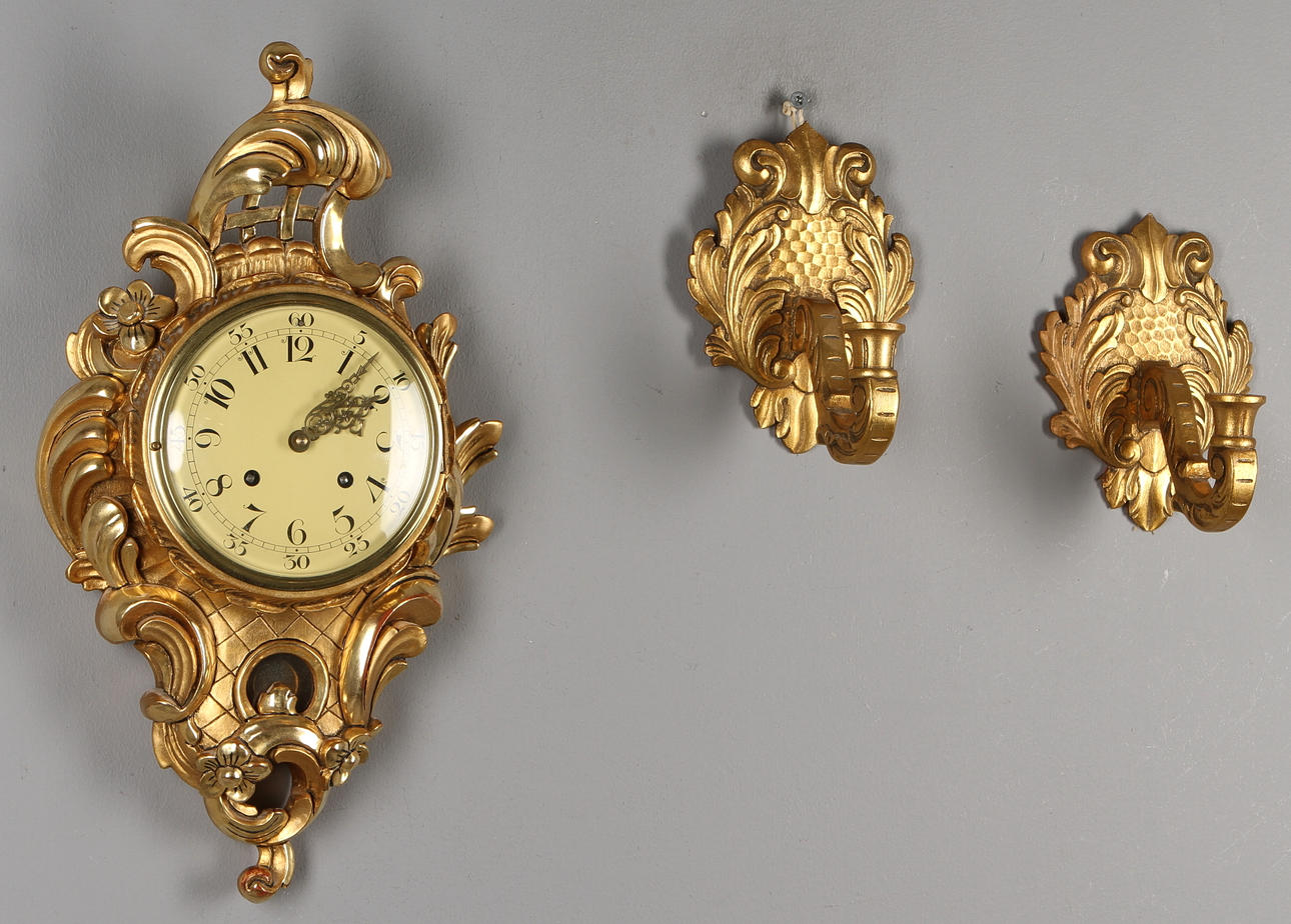 VÄGGPENDYL samt LJUSLAMPETTER 1 par, rokokostil, 1900-tal.