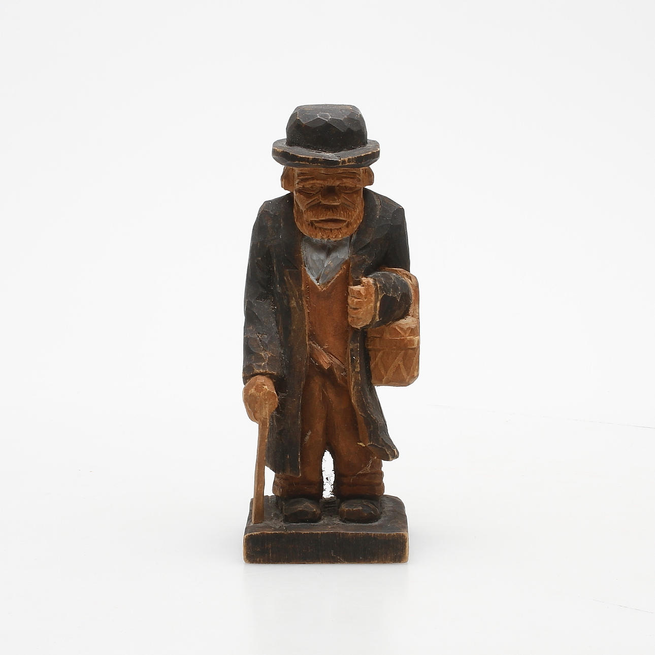 HILMER JOHANSSON. Skulptur, snidat trä, Döderhult, Oskarshamn, sigerad och daterad 1951.