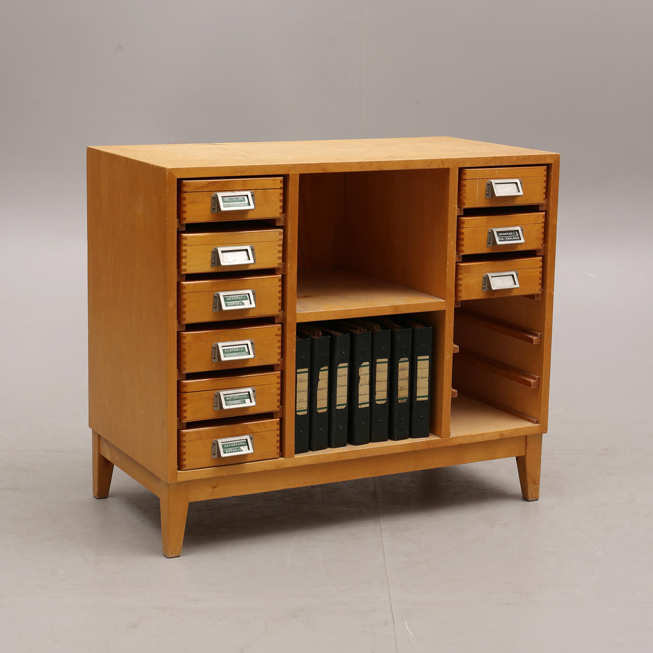 ARCHIVSCHRANK, mit Schulmaterial, 1950er Jahre.