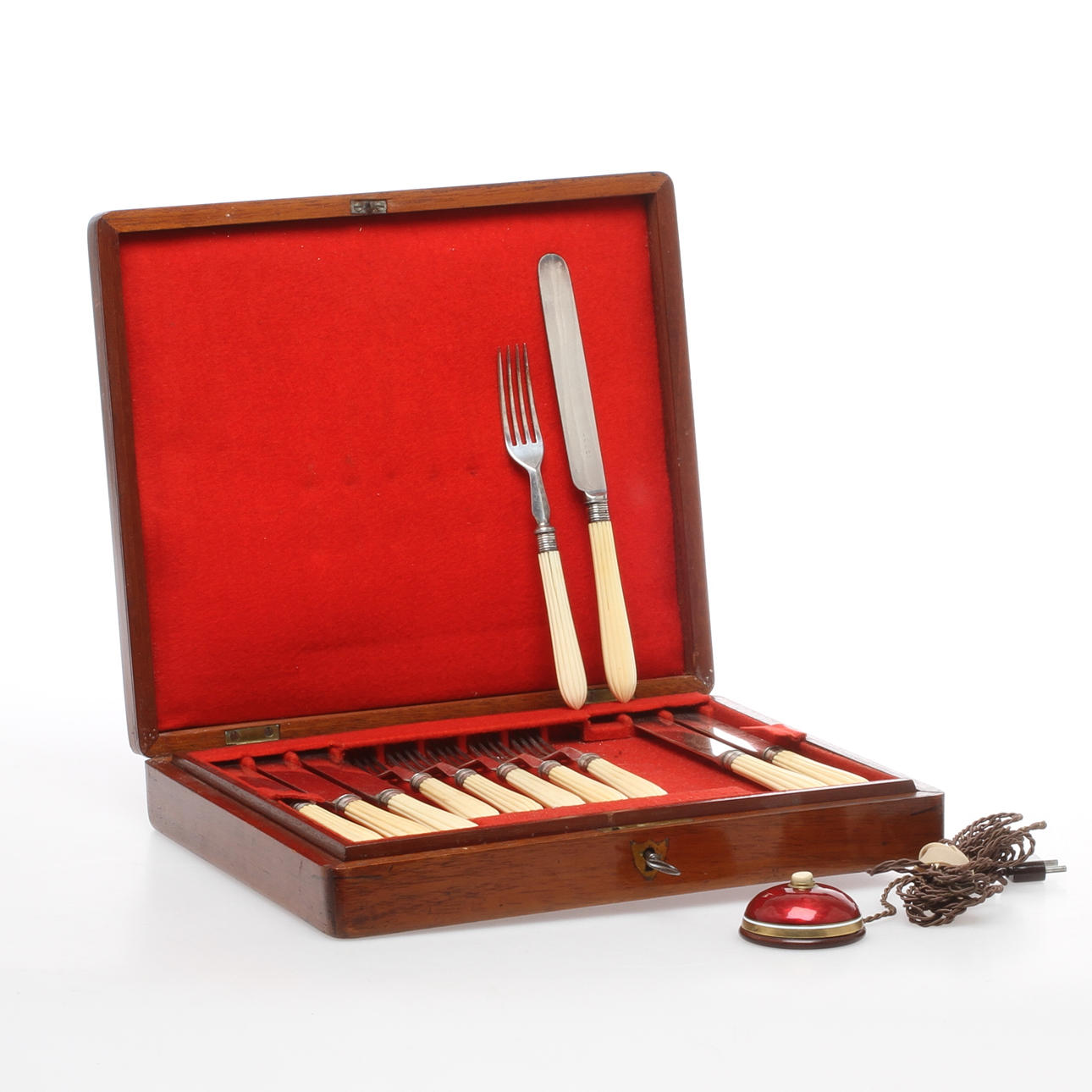 BESTICK med SCHATULL samt RINGKLOCKA, 1800/1900-tal.