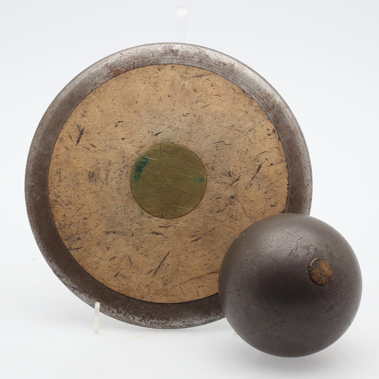 DISKUS & KULA, metall/trä, 1900-tal.