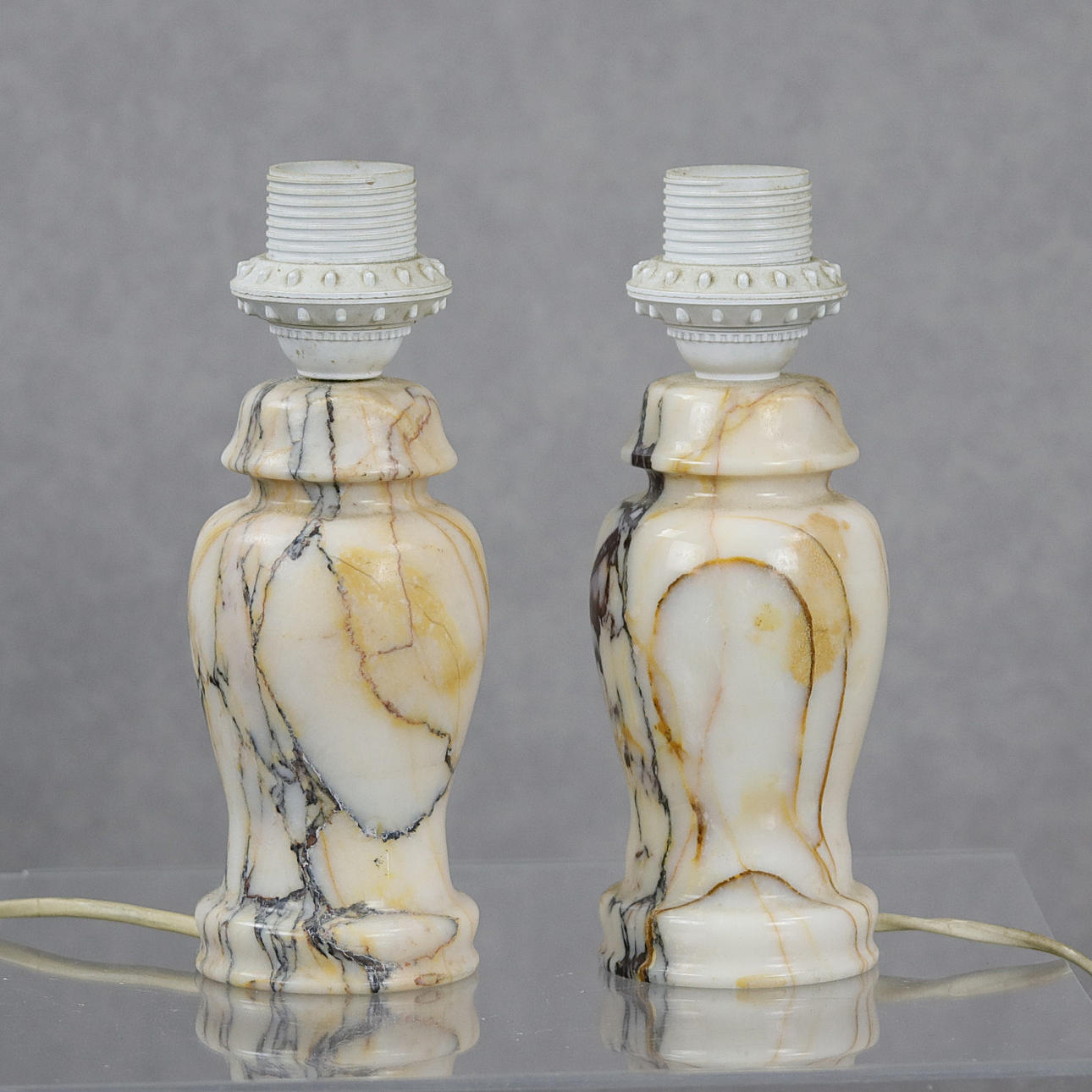 BORDSLAMPOR, ett par, marmor, 1900-tal.