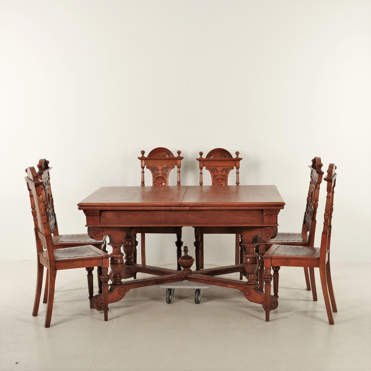 DINING TABLE with extension and 6 associated chairs, oak 1910s.