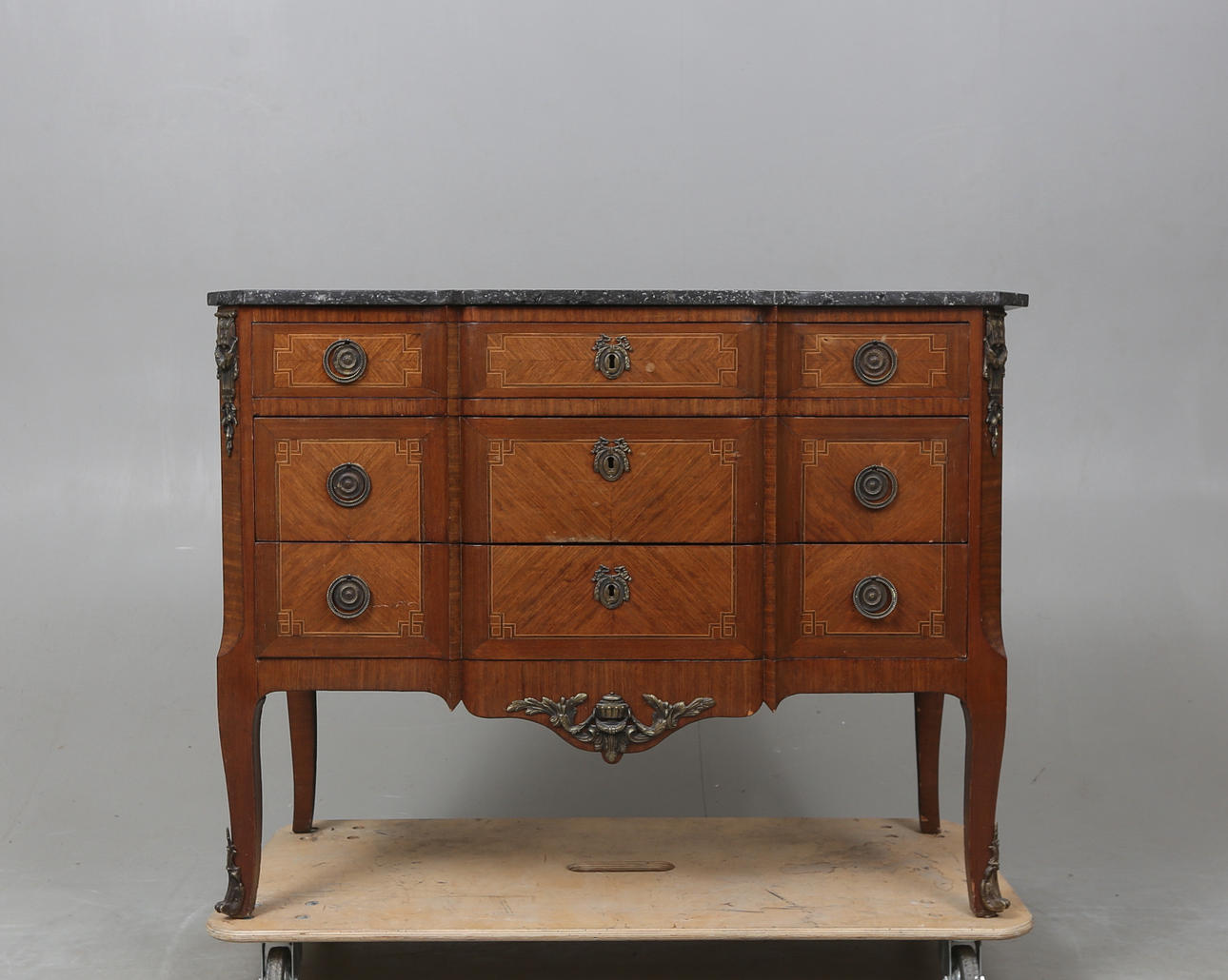 Kommode, Louis XV-Stil, 20. Jahrhundert.