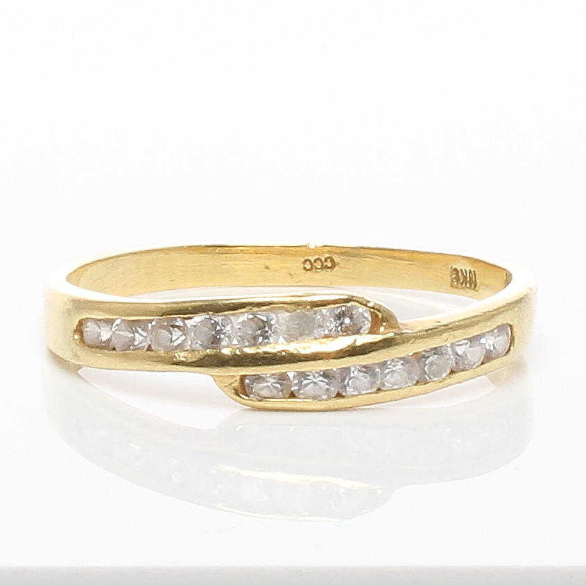 RING, 18k guld med imiterade stenar, stämplad CCC, 1900/2000-tal.